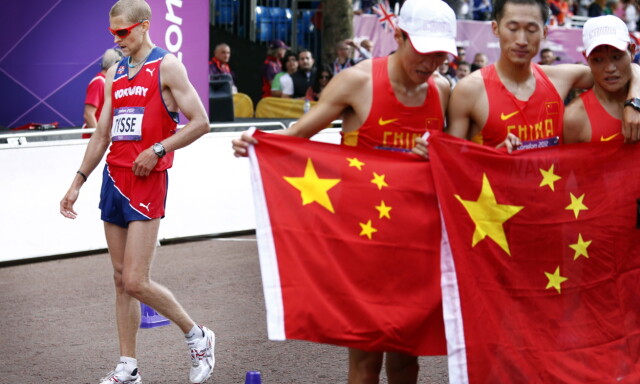 LONDON, GREAT BRITAIN 20120804.
Sommer OL i London 2012.
London 2012 Olympic Games
Race Walk athlete Erik Tysse from Norway finished 14th in the Men's Race Walk competition at The Mall during the London 2012 Olympic Games Saturday. The Chinese team (right) won the Gold and Bronse Medal.
Foto: Heiko Junge / NTB scanpix